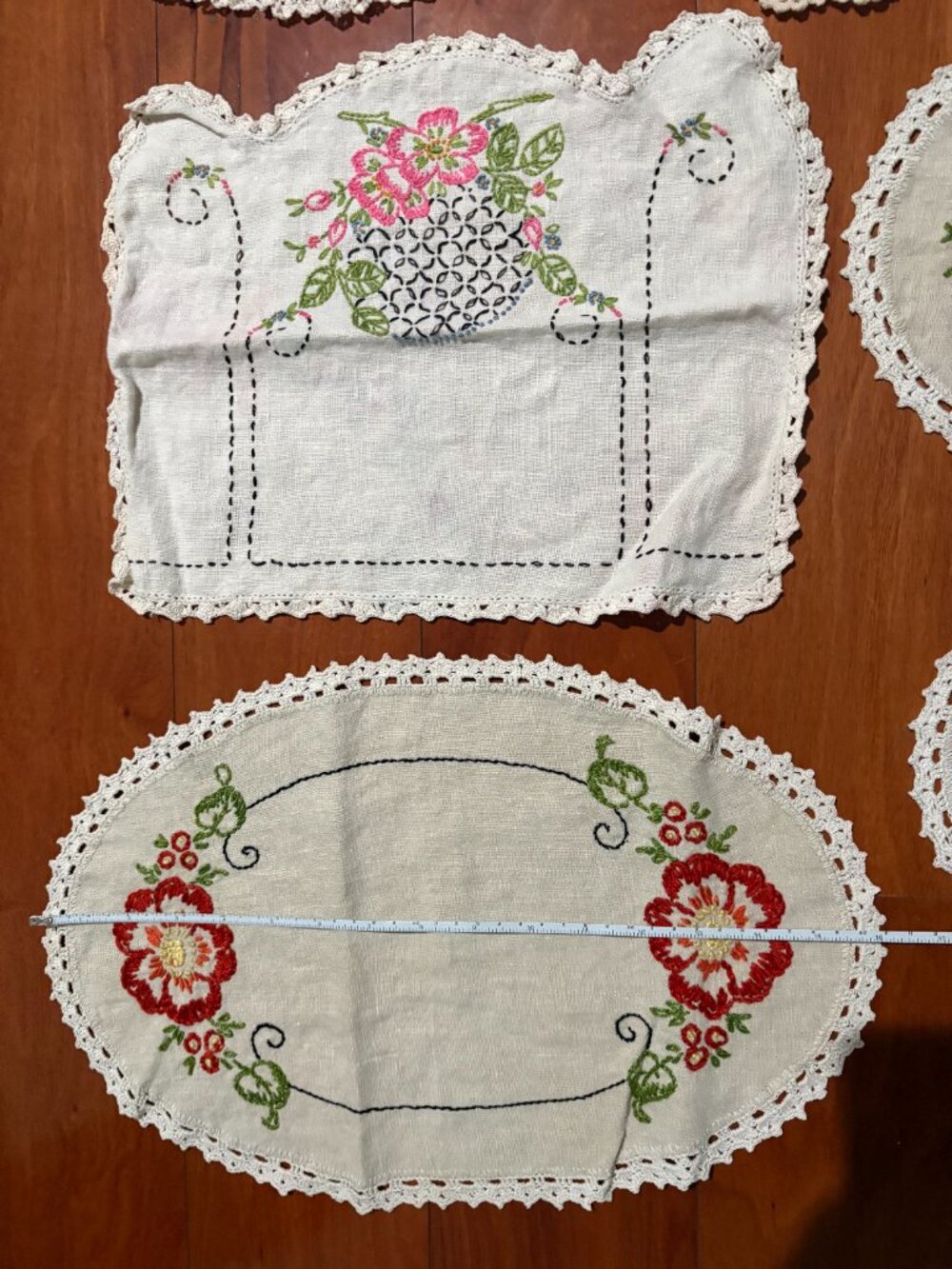 Bundle of 5 Vintage Embroidered and Crocheted Doilies and 1 Filet Crochet Doily - Picture 8 of 14